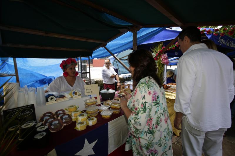 Centenares de personas han disfrutado en Colombres de una edición de la Feria de Indianos, una cita que ha servido para reforzar lazos con Cuba. Su gastronomía, su música y su cultura han estado muy presentes en esta fiesta caracterizada por los vestidos y trajes blancos que han iluminado la villa indiana. 