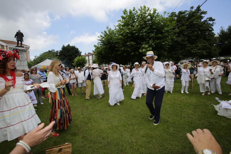 Centenares de personas han disfrutado en Colombres de una edición de la Feria de Indianos, una cita que ha servido para reforzar lazos con Cuba. Su gastronomía, su música y su cultura han estado muy presentes en esta fiesta caracterizada por los vestidos y trajes blancos que han iluminado la villa indiana. 