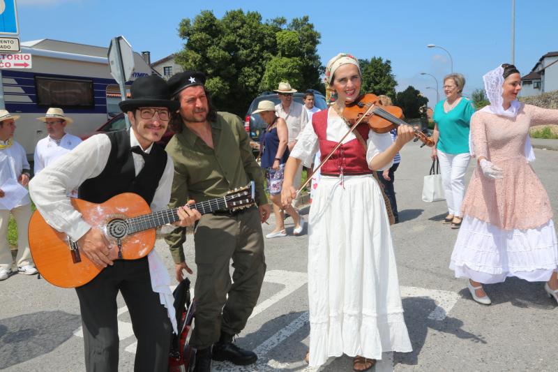 Centenares de personas han disfrutado en Colombres de una edición de la Feria de Indianos, una cita que ha servido para reforzar lazos con Cuba. Su gastronomía, su música y su cultura han estado muy presentes en esta fiesta caracterizada por los vestidos y trajes blancos que han iluminado la villa indiana. 