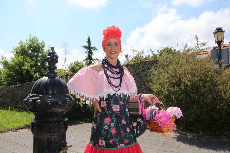 Centenares de personas han disfrutado en Colombres de una edición de la Feria de Indianos, una cita que ha servido para reforzar lazos con Cuba. Su gastronomía, su música y su cultura han estado muy presentes en esta fiesta caracterizada por los vestidos y trajes blancos que han iluminado la villa indiana. 