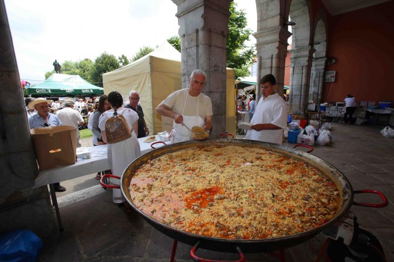 Centenares de personas han disfrutado en Colombres de una edición de la Feria de Indianos, una cita que ha servido para reforzar lazos con Cuba. Su gastronomía, su música y su cultura han estado muy presentes en esta fiesta caracterizada por los vestidos y trajes blancos que han iluminado la villa indiana. 