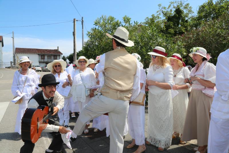 Centenares de personas han disfrutado en Colombres de una edición de la Feria de Indianos, una cita que ha servido para reforzar lazos con Cuba. Su gastronomía, su música y su cultura han estado muy presentes en esta fiesta caracterizada por los vestidos y trajes blancos que han iluminado la villa indiana. 