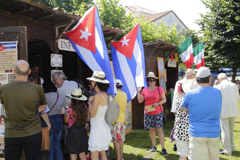 Centenares de personas han disfrutado en Colombres de una edición de la Feria de Indianos, una cita que ha servido para reforzar lazos con Cuba. Su gastronomía, su música y su cultura han estado muy presentes en esta fiesta caracterizada por los vestidos y trajes blancos que han iluminado la villa indiana. 