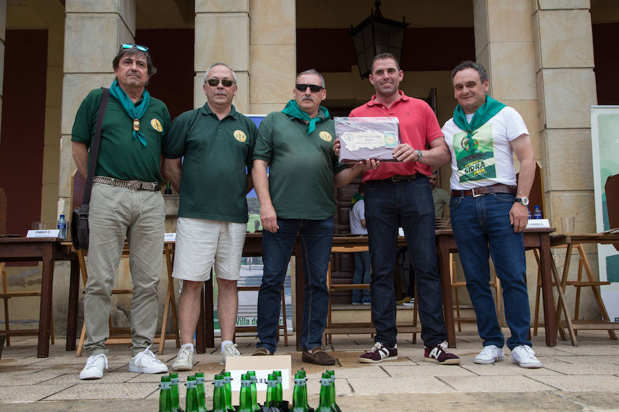 Centenares de personas disfrutan desde primera hora del día grande del XLI Festival de la Sidra de Nava, todo un homenaje a la sidra natural. El intenso programa incluye degustaciones, catas, concursos de escanciado, actuaciones musicales y verbenas, entre otras sorpresas. 