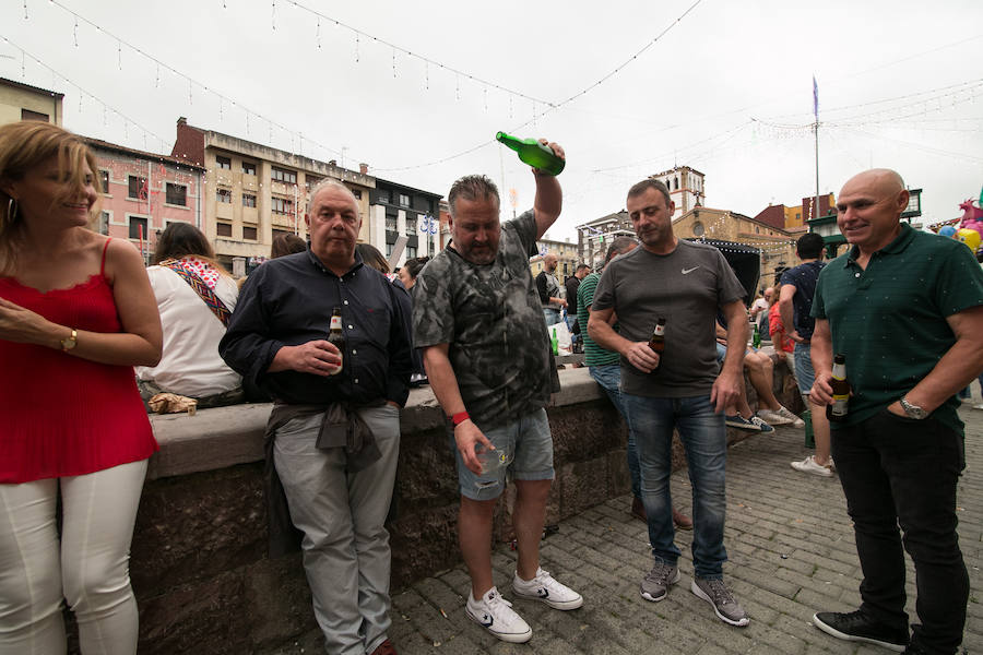 Centenares de personas disfrutan desde primera hora del día grande del XLI Festival de la Sidra de Nava, todo un homenaje a la sidra natural. El intenso programa incluye degustaciones, catas, concursos de escanciado, actuaciones musicales y verbenas, entre otras sorpresas. 