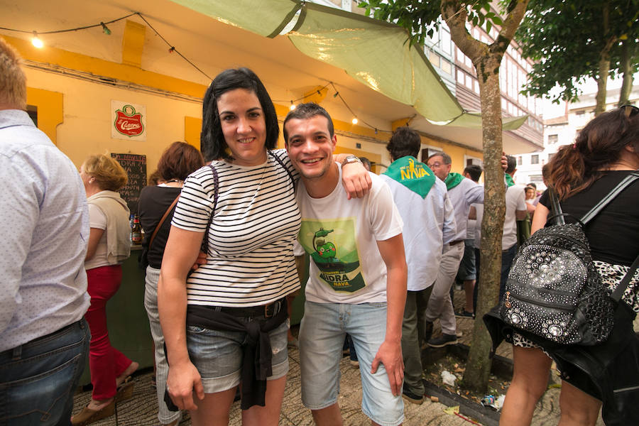 Centenares de personas disfrutan desde primera hora del día grande del XLI Festival de la Sidra de Nava, todo un homenaje a la sidra natural. El intenso programa incluye degustaciones, catas, concursos de escanciado, actuaciones musicales y verbenas, entre otras sorpresas. 