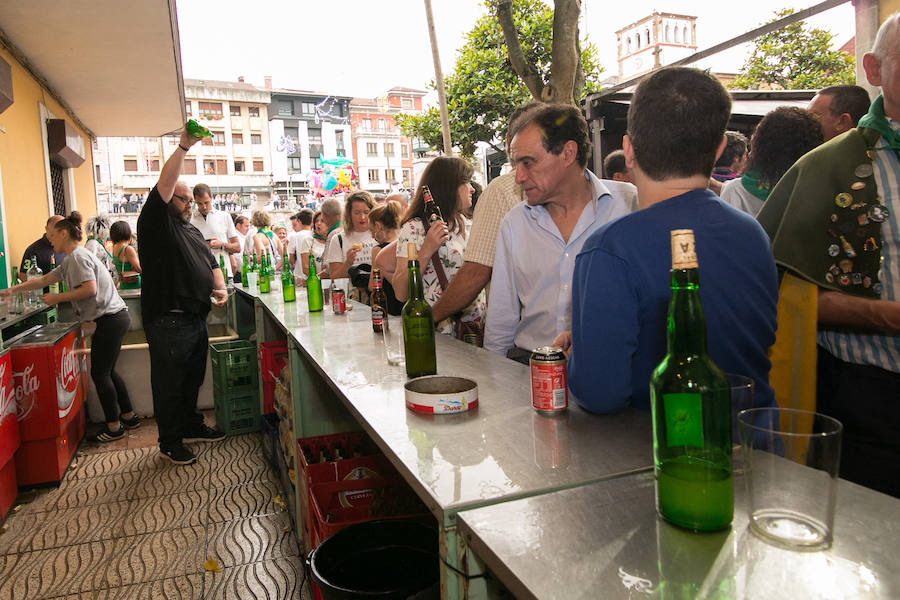 Centenares de personas disfrutan desde primera hora del día grande del XLI Festival de la Sidra de Nava, todo un homenaje a la sidra natural. El intenso programa incluye degustaciones, catas, concursos de escanciado, actuaciones musicales y verbenas, entre otras sorpresas. 