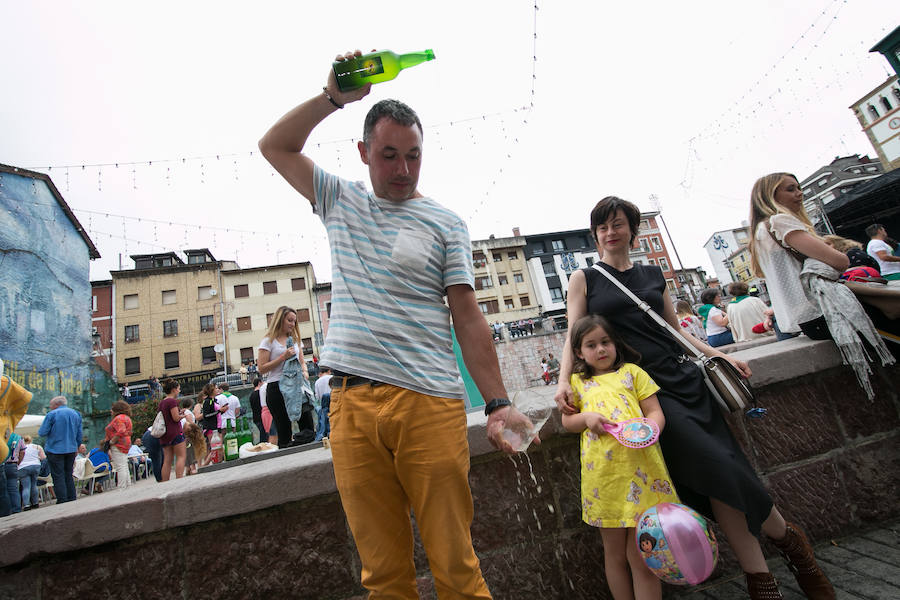 Centenares de personas disfrutan desde primera hora del día grande del XLI Festival de la Sidra de Nava, todo un homenaje a la sidra natural. El intenso programa incluye degustaciones, catas, concursos de escanciado, actuaciones musicales y verbenas, entre otras sorpresas. 