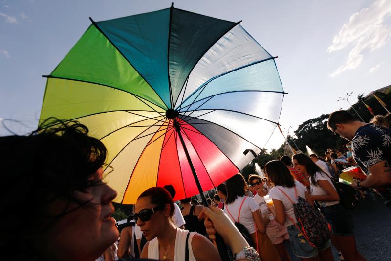 Miles de personas bailaron al ritmo que marcanon las carrozas repletas de ángeles y marineros