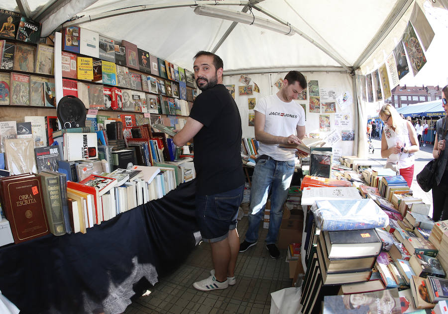 Gran ambiente festivo en la primera jornada de la XXXI Semana Negra de Gijón. La ausencia de lluvia ha animado a miles de personas a visitar el recinto del antiguo astillero y disfrutar de las conferencias, las exposiciones y las numerosas atracciones que conforman el certamen.