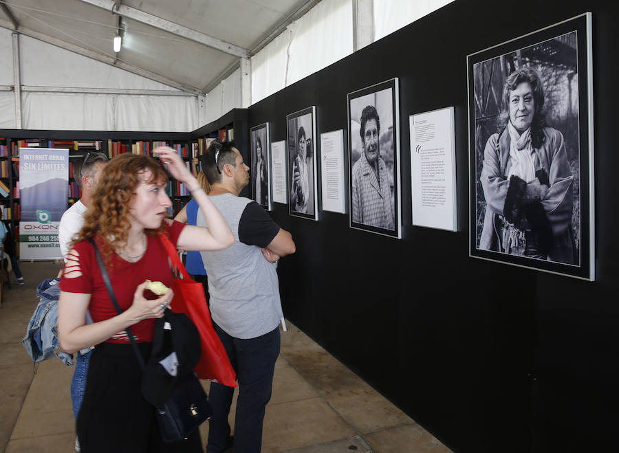 Gran ambiente festivo en la primera jornada de la XXXI Semana Negra de Gijón. La ausencia de lluvia ha animado a miles de personas a visitar el recinto del antiguo astillero y disfrutar de las conferencias, las exposiciones y las numerosas atracciones que conforman el certamen.