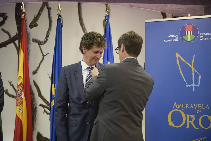 La asociación Amigos de Cudillero ha entregado, un año más, sus galardones Amuravela de Oro. En esta trigesimonovena edición, han distinguido a la presidenta del CSIC, Rosa María Menéndez López, al director de los cursos MIR en Oviedo, Jaime Baladrón, y al Centro Asturiano de México.