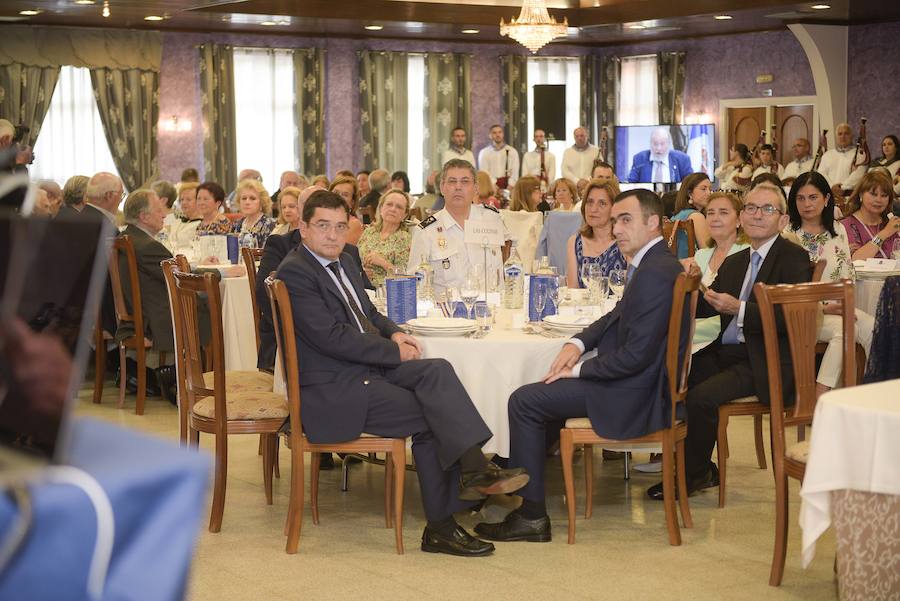 La asociación Amigos de Cudillero ha entregado, un año más, sus galardones Amuravela de Oro. En esta trigesimonovena edición, han distinguido a la presidenta del CSIC, Rosa María Menéndez López, al director de los cursos MIR en Oviedo, Jaime Baladrón, y al Centro Asturiano de México.