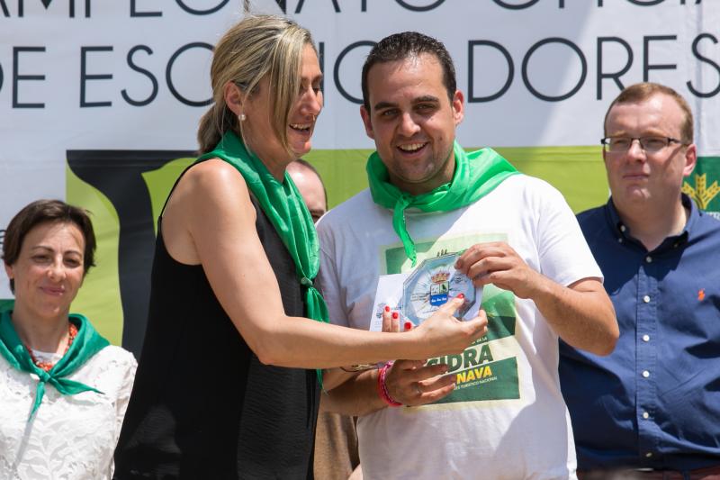 Salvador Ondó, de Sidrerías El Mallu, gana por tercera vez el concurso de escanciadores del Festival de la Sidra de Nava, un certamen que este año ha reunido a 35 escanciadores.