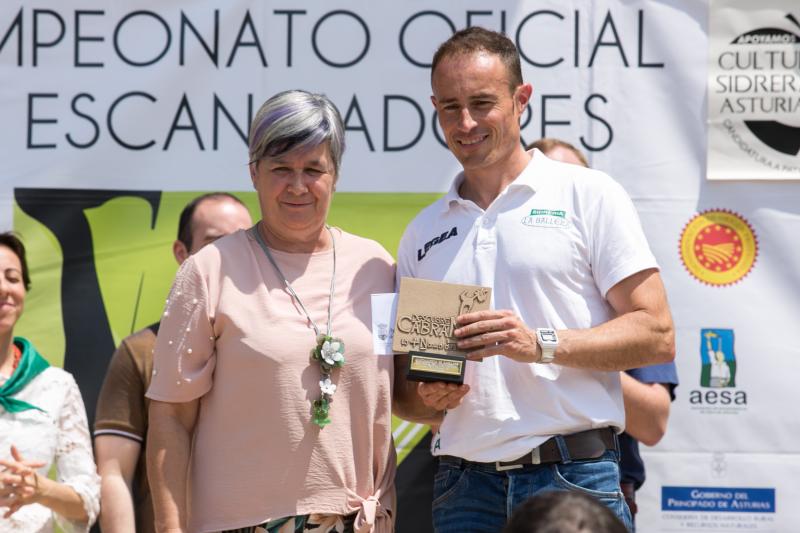 Salvador Ondó, de Sidrerías El Mallu, gana por tercera vez el concurso de escanciadores del Festival de la Sidra de Nava, un certamen que este año ha reunido a 35 escanciadores.