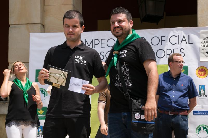 Salvador Ondó, de Sidrerías El Mallu, gana por tercera vez el concurso de escanciadores del Festival de la Sidra de Nava, un certamen que este año ha reunido a 35 escanciadores.