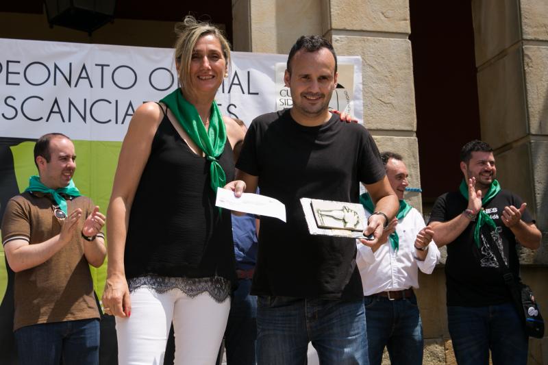 Salvador Ondó, de Sidrerías El Mallu, gana por tercera vez el concurso de escanciadores del Festival de la Sidra de Nava, un certamen que este año ha reunido a 35 escanciadores.