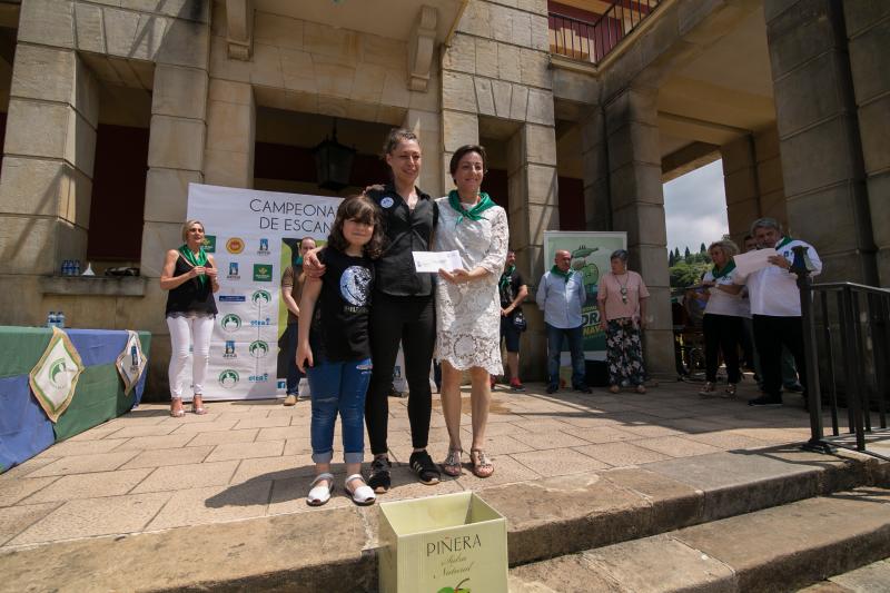 Salvador Ondó, de Sidrerías El Mallu, gana por tercera vez el concurso de escanciadores del Festival de la Sidra de Nava, un certamen que este año ha reunido a 35 escanciadores.