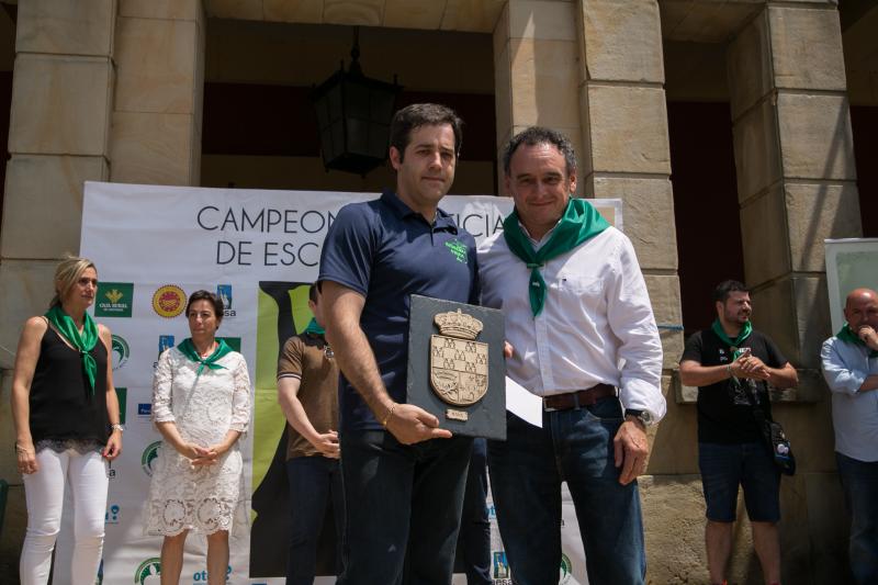 Salvador Ondó, de Sidrerías El Mallu, gana por tercera vez el concurso de escanciadores del Festival de la Sidra de Nava, un certamen que este año ha reunido a 35 escanciadores.