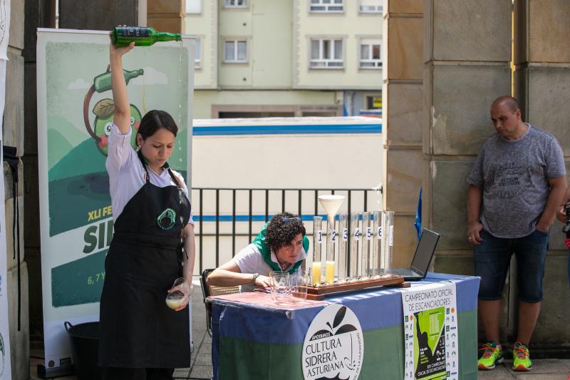 Salvador Ondó, de Sidrerías El Mallu, gana por tercera vez el concurso de escanciadores del Festival de la Sidra de Nava, un certamen que este año ha reunido a 35 escanciadores.