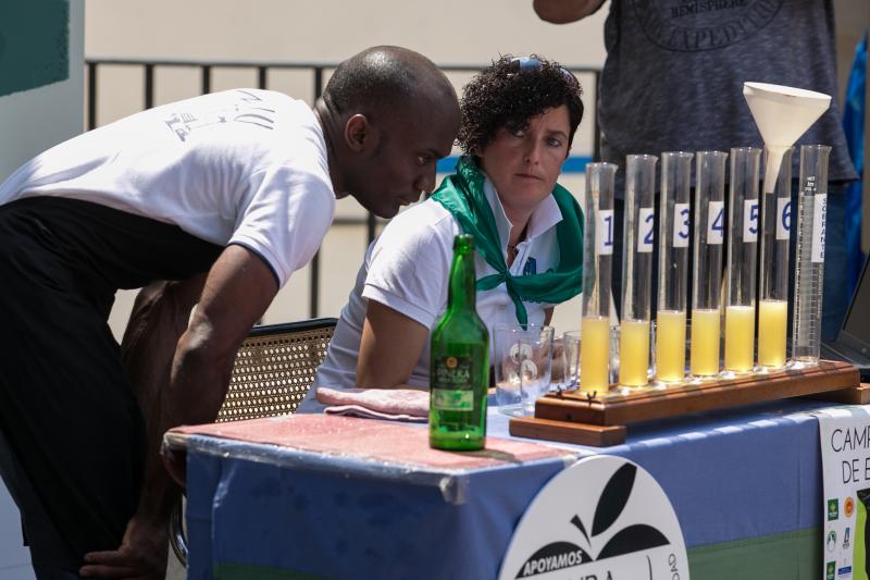 Salvador Ondó, de Sidrerías El Mallu, gana por tercera vez el concurso de escanciadores del Festival de la Sidra de Nava, un certamen que este año ha reunido a 35 escanciadores.