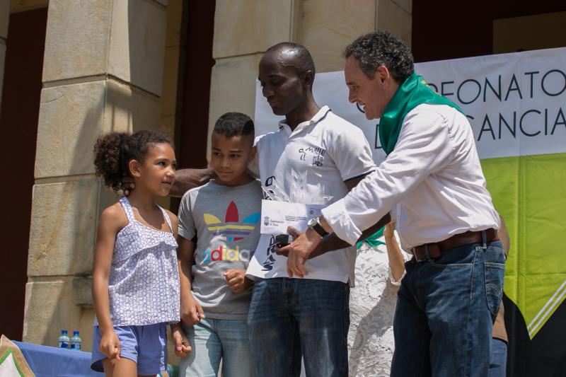 Salvador Ondó, de Sidrerías El Mallu, gana por tercera vez el concurso de escanciadores del Festival de la Sidra de Nava, un certamen que este año ha reunido a 35 escanciadores.