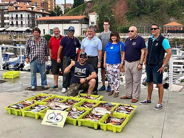 Los ganadores, junto a las autoridades con las capturas donadas.