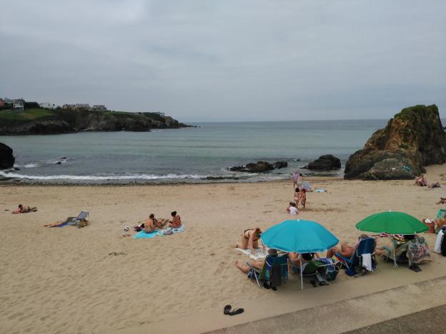 Varios usuarios toman el sol en la playa de Los Campos ayer por la mañana. 