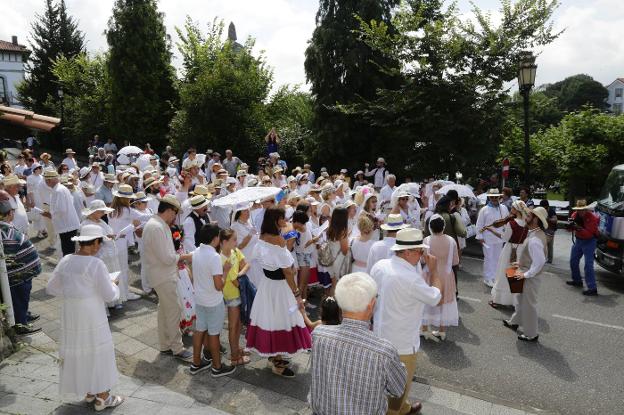 Decenas de ribadedenses y visitantes, ataviados de blanco, participaron en el desfile por Colombres, entonando canciones típicas del país caribeño. 