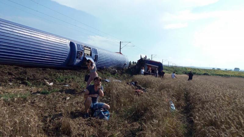 Fotos: Las impactantes imágenes del descarrilamiento de un tren en Turquía