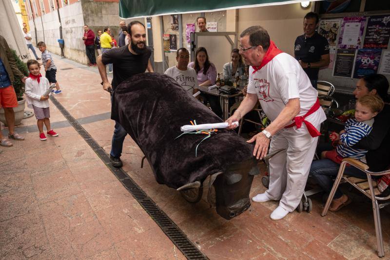Vecinos de todas las edades de la localidad piloñesa festejaron su propia versión de la tradicional fiesta de Pamplona.