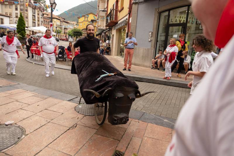 Vecinos de todas las edades de la localidad piloñesa festejaron su propia versión de la tradicional fiesta de Pamplona.