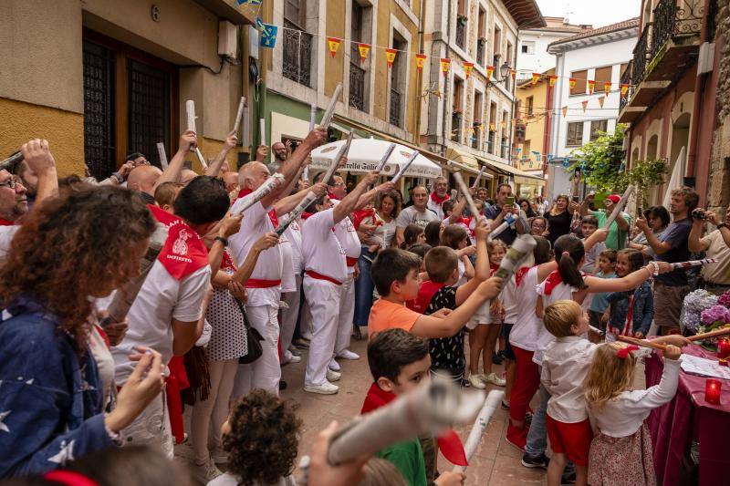 Vecinos de todas las edades de la localidad piloñesa festejaron su propia versión de la tradicional fiesta de Pamplona.