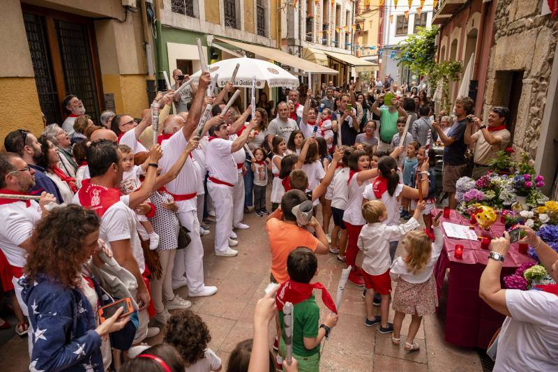 Vecinos de todas las edades de la localidad piloñesa festejaron su propia versión de la tradicional fiesta de Pamplona.