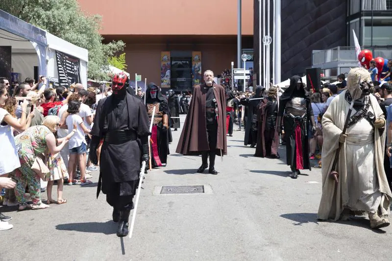 Unos 300 figurantes de toda España han participado en el gran desfile de 'Star Wars' con el que, un año más, se pone fin a una edición del festival Metrópoli en Gijón. 