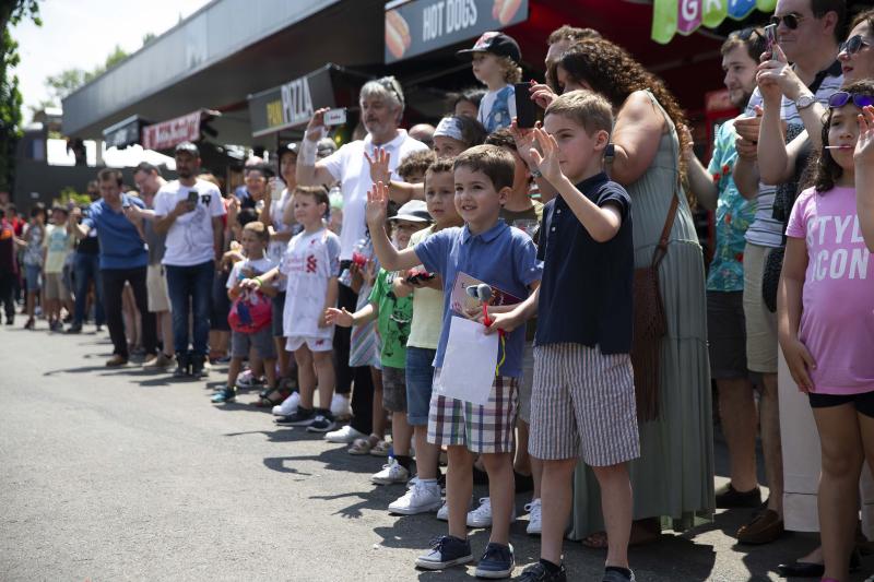 Unos 300 figurantes de toda España han participado en el gran desfile de 'Star Wars' con el que, un año más, se pone fin a una edición del festival Metrópoli en Gijón. 