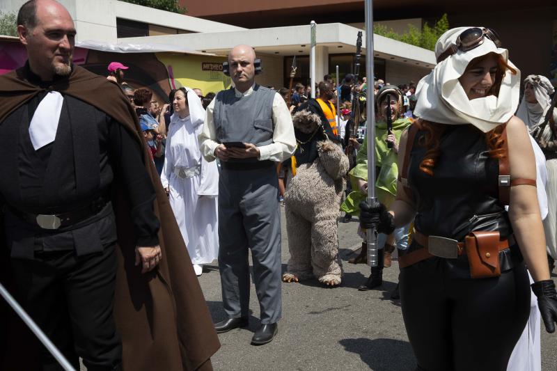 Unos 300 figurantes de toda España han participado en el gran desfile de 'Star Wars' con el que, un año más, se pone fin a una edición del festival Metrópoli en Gijón. 