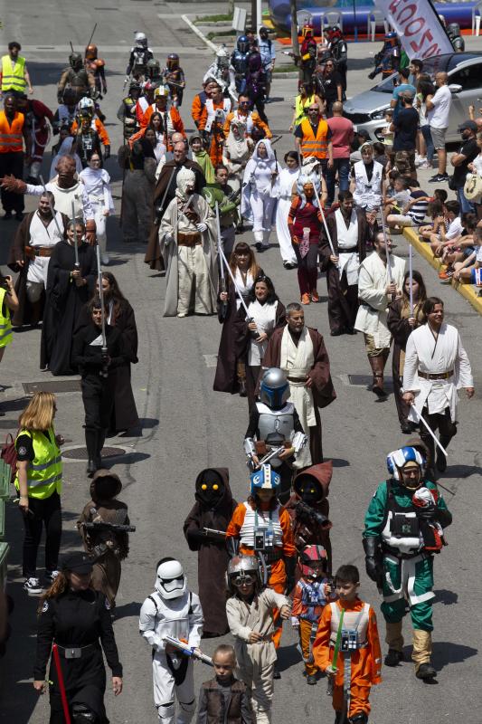 Unos 300 figurantes de toda España han participado en el gran desfile de 'Star Wars' con el que, un año más, se pone fin a una edición del festival Metrópoli en Gijón. 