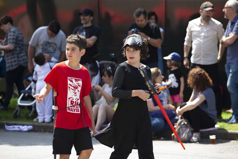 Unos 300 figurantes de toda España han participado en el gran desfile de 'Star Wars' con el que, un año más, se pone fin a una edición del festival Metrópoli en Gijón. 