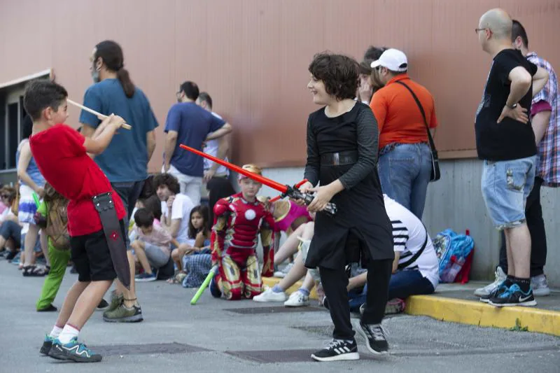 Unos 300 figurantes de toda España han participado en el gran desfile de 'Star Wars' con el que, un año más, se pone fin a una edición del festival Metrópoli en Gijón. 