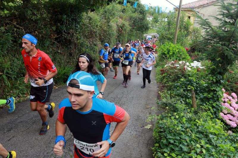 Un nutrido grupo de corredores ha participado en el sexto Trail Minero de Langreo, una prueba que nació para fomentar el conocimiento del medio natural, rural y postindustrial por el que discurre el itinerario.