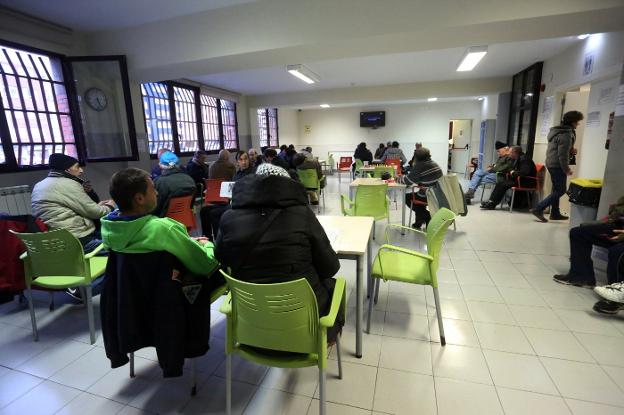 Usuarios del centro de baja exigencia del Albergue Covadonga, en una de sus salas. 