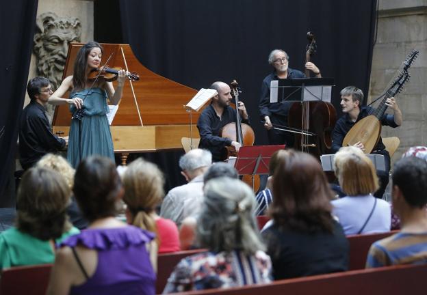 El concierto inaugural en el Antiguo Instituto del Festival de Música Antigua, con Musica Alchemica sobre el escenario. 