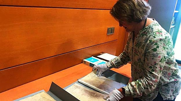 La restauradora y conservadora María Blanco de la Piñera, con uno de los documentos del archivo. 