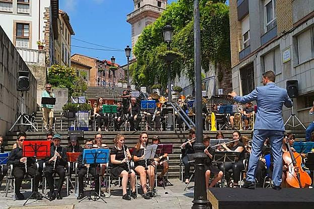 Concierto en la escalinata de la iglesia de Candás