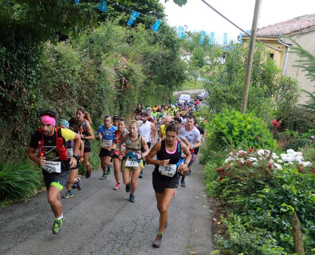 Los participantes afrontan una de las duras rampas. 