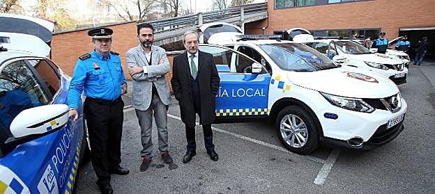 El excomisario principal, José Manuel López, junto al concejal de Seguridad, Ricardo Fernández y el alcalde, Wenceslao López, en la presentación de los nuevos coches de la Policía Local. 