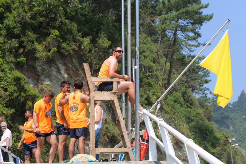 Más de 300 socorristas, lancheros y coordinadores garantizarán este verano la seguridad en 66 playas asturianas. Tras la presentación del plan de Salvamento en Playas de este año, los profesionales han realizado un simulacro en la playa de Aguilar, en Muros de Nalón. 