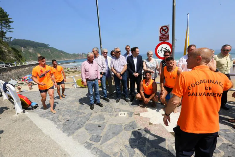 Más de 300 socorristas, lancheros y coordinadores garantizarán este verano la seguridad en 66 playas asturianas. Tras la presentación del plan de Salvamento en Playas de este año, los profesionales han realizado un simulacro en la playa de Aguilar, en Muros de Nalón. 