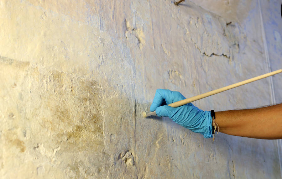 Los trabajos de restauración de las pinturas ya ha dejado ver una cenefa florida de decoración en el ábside y bajo las capas sobre los originales han aparecido grafitis. Durante todos los lunes hasta septiembre se podrá realizar una visita guiada gratuita por los trabajos gracias al programa Abierto por Restauración